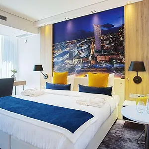 **** מלון Golden Tulip Airport פולין